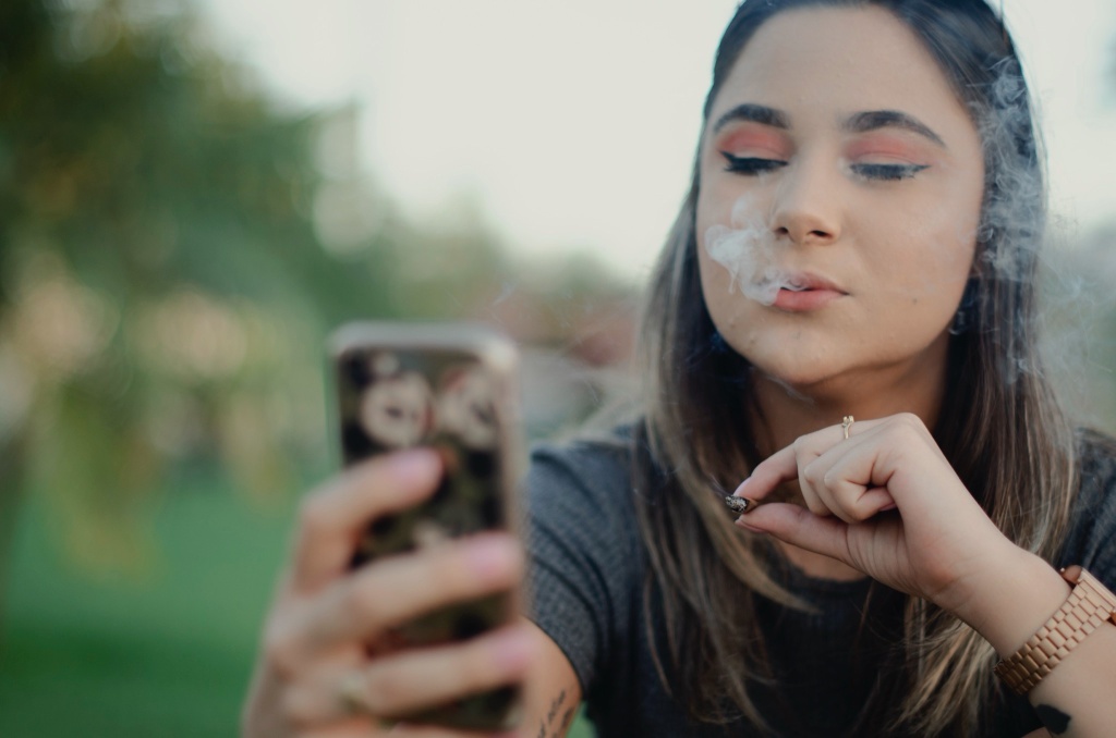 How cannabis changes your brain while scrolling social media